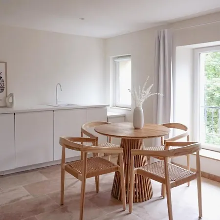 Les Voiles Blanches - Dans Un Chateau * كان