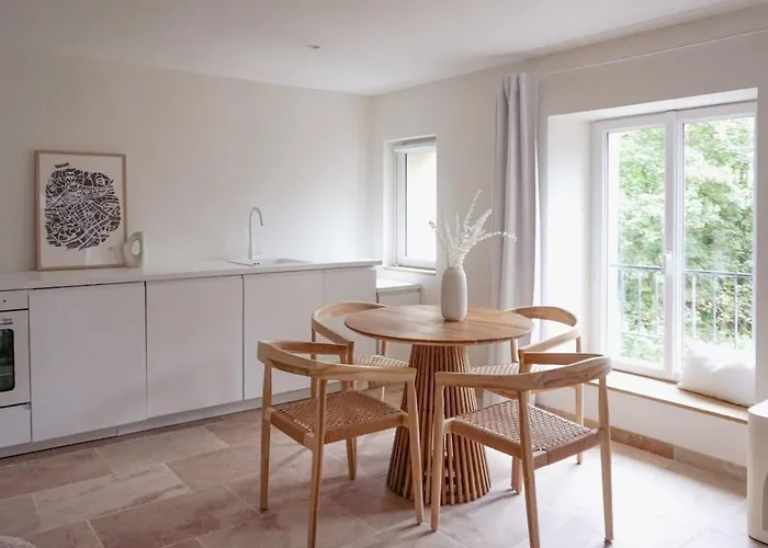 Les Voiles Blanches - Dans Un Château * Caen