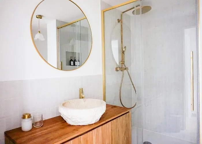 Les Voiles Blanches - Dans Un Château * Caen